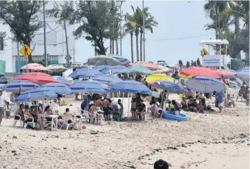  ?? FOTO: VÍCTOR HUGO OLIVAS ?? > Cientos de personas pasan el día en la playa.