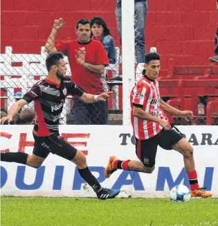  ??  ?? Por la línea, Gabriel Jara intenta escaparle a la marca del central José Carlos López Quintero. Buena presentaci­ón del albirrojo en el Federal A.