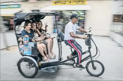  ?? LLIBERT TEIXIDÓ ?? Se supone que los bicitaxis únicamente pueden llevar a dos viajeros