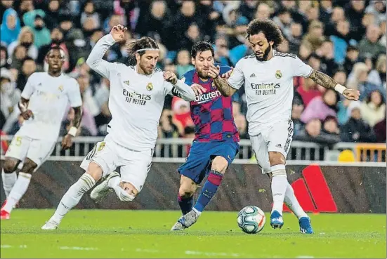  ?? SOPA IMAGES VIA ZUMA / EP ?? Cuando Messi, bloqueado por Ramos y Marcelo en la imagen, no destaca en ataque, pocos lo hacen en su lugar en el Barcelona