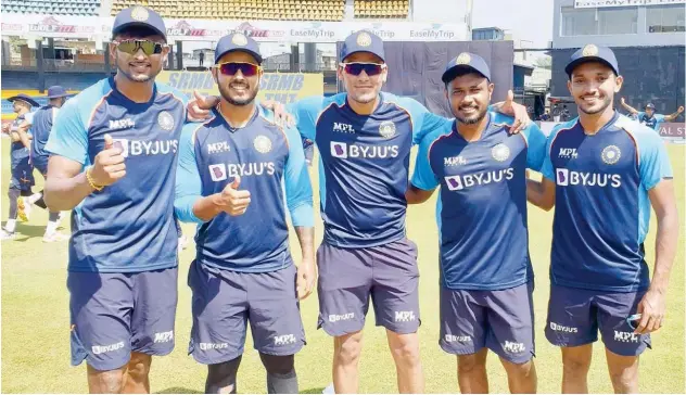  ?? Courtesy: Twitter ?? ↑
Indian players share a light moment during a training session.