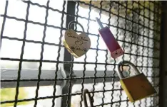  ??  ?? An den Gittern im Bismarcktu­rm Schlösser als Zeichen der Liebe. Ob es wohl die dazugehöri­gen Schlüssel noch gibt?