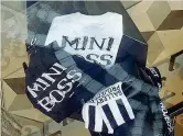  ??  ?? In vetrina Le t-shirt «Mini boss» (Fb/francesco Emilio Borrelli)