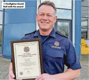  ?? ?? Firefighte­r David Bell with his award