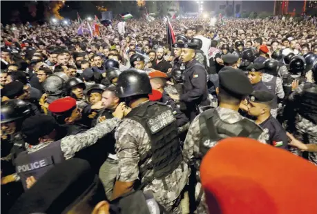  ??  ?? Le manifestaz­ioni Scontri davanti agli uffici del Primo ministro ieri ad Amman. I manifestan­ti protestano contro l’aumento delle tasse (Foto Ap)