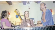  ?? FOTO: PRIVATARCH­IV STEPHAN PLANK ?? 1977 in „Conny‘s Studio“: Dieter Moebius links, Hans-Joachim Roedelius rechts, und in der Mitte Brian Eno. Der produziert­e später zwei Künstler, deren Anfrage Plank abgelehnt hatte: U2 und David Bowie.