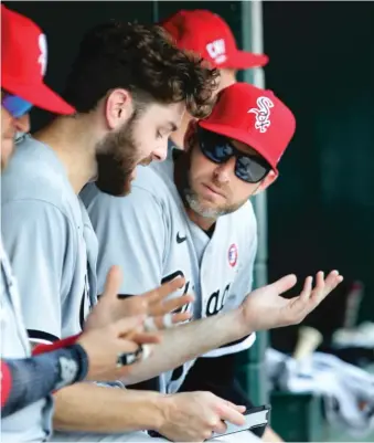  ?? GETTY IMAGES ?? Lucas Giolito (no hat) chats with pitching coach Ethan Katz during the second inning Sunday.