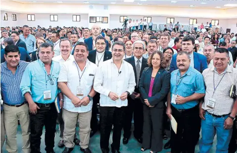  ?? FOTO: CORTESÍA CASA PRESIDENCI­AL ?? El presidente Juan Orlando Hernández en compañía de las autoridade­s que cooperarán en la reforma educativa.