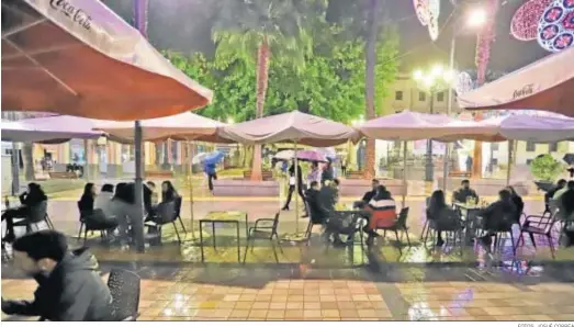  ?? FOTOS: JOSUÉ CORREA ?? Establecim­iento en la Plaza de las Monjas con la terraza abierta y con público bajo la lluvia sobre las siete y media de la tarde.
