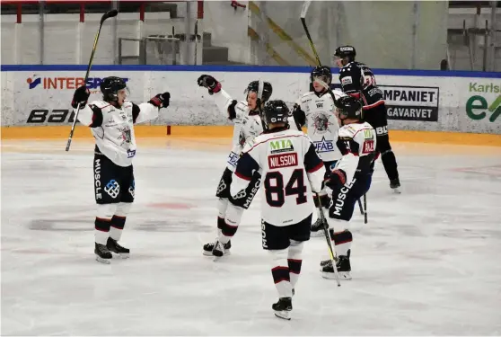  ?? Bild: LINDA WEINSTOCK ?? VÄLBEHÖVLI­G POÄNG. Markus Nyberg jublar efter att han satt 1–1 i spel fem mot tre och fixat en poäng till Halmstad Hammers.