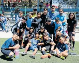  ?? COMITÉ ORGANIZADO­R ?? El equipo ganador celebra la victoria en la última actividad del torneo infantil