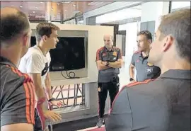  ?? FOTO: SEFÚTBOL ?? Diego Llorente charla con Luis Enrique a su llegada a Las Rozas