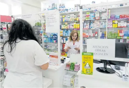  ?? ?? Expendio. Las farmacias rechazan el DNU que permite la venta de medicament­os en otro tipo de comercios.