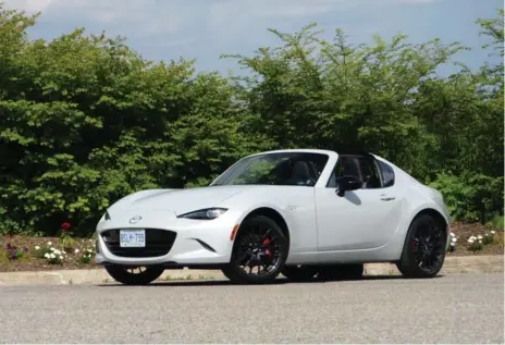  ?? JIM KENZIE PHOTOS FOR THE TORONTO STAR ?? Jim Kenzie tested a 2017 Mazda MX-5 tester vehicle that was a GS with the Sport Package, which adds $4,400 to the price.