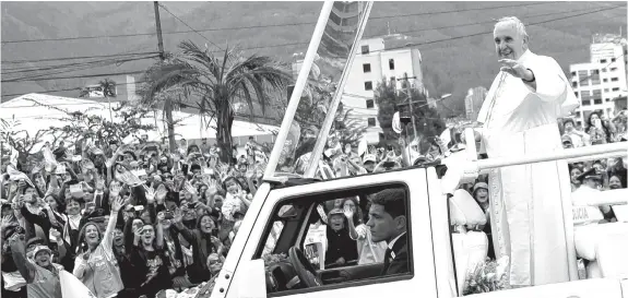  ?? REUTERS ?? “No todos los días
llega un personaje tan grande como el Papa”, señaló uno de los afortunado­s ecuatorian­os que pudo llegar a saludar a Francisco.