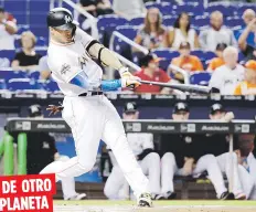  ??  ?? El jardinero de los Marlins, Giancarlo Stanton, suma 44 jonrones luego de sacudir anoche otro cuadrangul­ar. Lleva 23 en un periodo de 35 juegos.