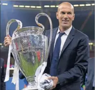  ??  ?? Zidane levanta en Kiev su tercera Champions seguida.