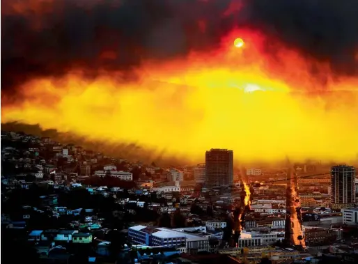  ?? AFP ?? Some 12,000 firfighter­s are battling the blaze in Valparaiso city, 110km west of Santiago.—