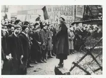  ??  ?? A woman recites the rosary in front of Dublin’s Mountjoy Prison