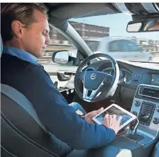  ?? FOTO: VOLVO ?? Bei voller Fahrt mit dem Tablet arbeiten? Derzeit noch undenkbar, bei diesem Volvo-Konzept aber schon möglich. Auch dafür ist die Cloud nötig.