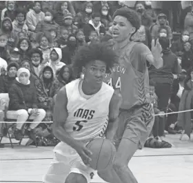  ?? MARK STEWART / MILWAUKEE JOURNAL SENTINEL ?? Milwaukee Academy of Science sophomore Nacir Beamon hit 11 of 14 shots en route to a 30-point performanc­e during the Novas' 104-101 win over Dominican last Wednesday.