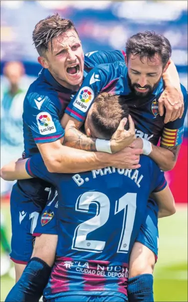  ??  ?? Morales celebra uno de los cuatro tantos que certifican la permanenci­a del Levante ante el Betis.