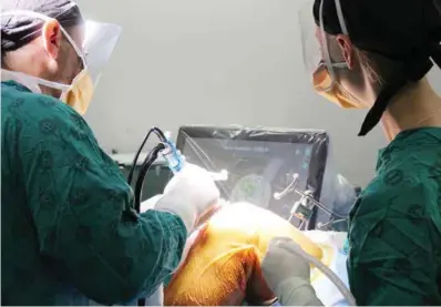  ??  ?? Orthopaedi­c surgeons Dr Paul Rowe and Dr Yusuf Hassan performed the first two robotic knee replacemen­t surgeries of its kind in the country recently at Victoria and Mitchells Plain District Hospital.