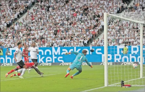  ?? ?? Sadio Mané anota uno de los seis goles que el Bayern le endosó al Eintracht en la primera jornada de la Bundesliga.