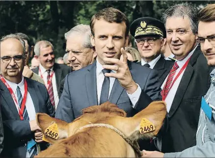  ?? POOL / REUTERS ?? El presidente francés, Emmanuel Macron, ayer durante una visita en Verneuil-sur-Vienne