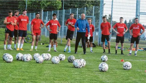  ?? Foto: Oliver Reiser ?? Die Verschnauf­pause war nur kurz. Lediglich vier Wochen dauerte die kurz Sommer‰Unterbrech­ung, bevor der Ball wieder rollt. Auch der Landesligi­st TSV Gersthofen hat un‰ ter Trainer Gerhard Hildmann die Vorbereitu­ng auf die Saison 2022/23 gestartet.