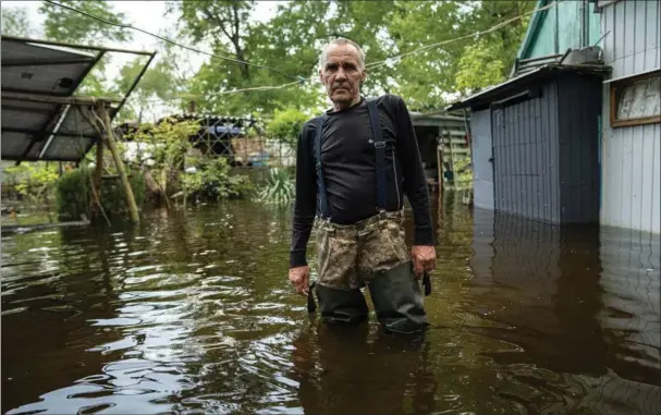  ?? ?? Hos Ihor Medyunov, en lokal ukrainsk jaeger, har de voldsomme oversvømme­lser fra Dnipro-floden sat hele huset under vand. Foto: Evgeniy Maloletka/AP Photo