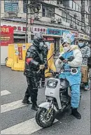  ?? ROMAN PILIPEY / EFE ?? Control callejero en Wuhan, ayer