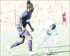  ?? ( Pic: Machawe Fakudze) ?? Mbabane Swallows’ Kwakyi Kingsley ( L) dashes away with the ball while Green Mamba’s Mxolisi Mkhontfo attempts to mark him. This was during a premier league clash played at KaLanga Technical Centre yesterday. Swallows won 3- 2.