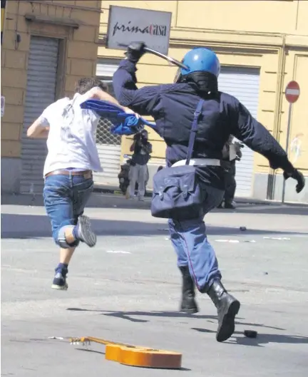  ??  ?? Beim Gipfel in Genua 2001 zeigte sich die italienisc­he Polizei von ihrer dunkelsten Seite.