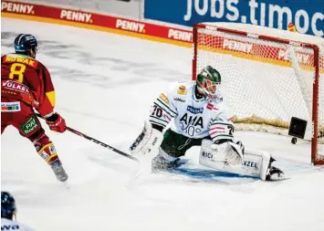  ?? Foto: imago images ?? AEV‰Torwart David Kickert kann das 0:1 durch Marco Nowak (links) nicht verhindern.