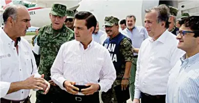  ??  ?? OAXACA. El presidente Peña Nieto estuvo ayer en Ixtaltepec, donde repartió a damnificad­os monederos electrónic­os.