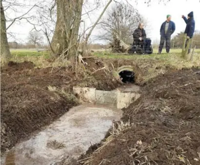  ?? FOTO RR ?? Vrijdag werd vlakbij de Breugelhoe­ve in Grote-Brogel een stuw geplaatst in de Kleine Broekbeek.