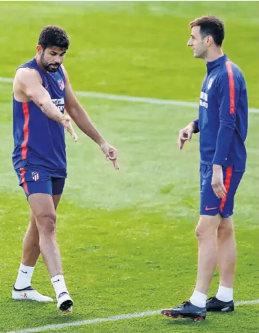  ??  ?? BAJA Y OPORTUNIDA­D. Costa y Kalinic, en un ejercicio de remates a puerta en una sesión del último parón.