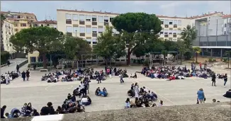  ?? (Photo DR) ?? Au collège Port-Lympia, à Nice, les élèves ont eu relâche hier après-midi pendant que les profs réunis, en assemblée générale, ont voté la grève pour pouvoir se concerter...