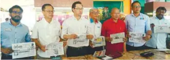  ?? LOW SOCK KEN/THESUN ?? Hassan (centre) flanked by Puah and Hashim at a press conference in Johor Baru yesterday.