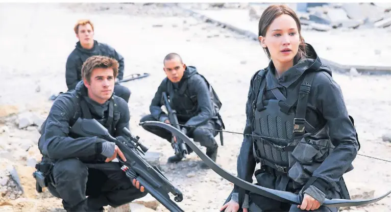  ?? FOTO: DPA ?? Katniss (Jennifer Lawrence, rechts), in einer Szene des Films „Die Tribute von Panem – Mockingjay Teil 2“.