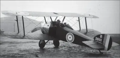  ?? DR/COLL. CROSS AND COCKADE ?? Le Sopwith “Camel”, avec sa tendance à partir en vrille en virage, pardonne difficilem­ent les erreurs de pilotage. Pour limiter les pertes à l’entraîneme­nt, une vingtaine d’avions sont convertis en biplace.