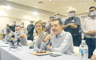  ?? /ALBERTO HIERRO ?? Pedro Montes habló a nombre de los expresiden­tes municipale­s, reconocien­do la labor política de Maru Campos