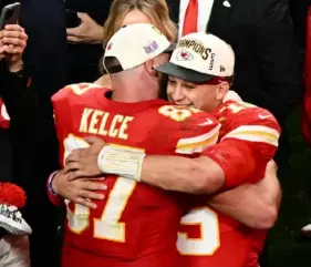  ?? Patrick T. Fallon/AFP via Getty Images ?? Kansas City Chiefs tight end Travis Kelce, and quarterbac­k Patrick Mahomes hug Sunday after winning Super Bowl LVIII against the San Francisco 49ers in Las Vegas.