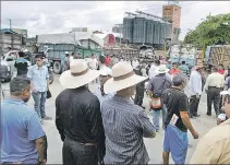  ?? ÉDGAR ROMERO / EXPRESO ?? Los camiones bloquearon los 4 carriles de la vía y el acceso a la UNA.