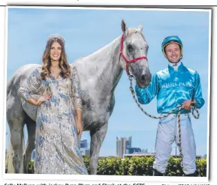  ?? Picture: JERAD WILLIAMS ?? Sally Mallyon with jockey Ryan Plum and Shrek at the GCTC.