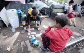  ?? ?? MENORES juegan en un campamento migrante instalado en las vías cerca del Metro Misterios, en la Ciudad de México.