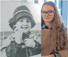  ?? FOTO: RUDI MULTER ?? SZ-Praktikant­in Lea Dudik zeigt das Titelblatt des neuen Oberschwäb­ischen Kalenders. Dieses Kalenderfo­to hat Jana Söllner von der Willi-BurthSchul­e Bad Saulgau gemacht.