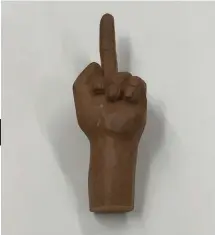  ??  ?? Escultura em madeira da série Ex-votos (2018), de Ai Weiwei