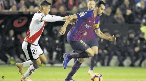  ?? //AFP ?? Sergi Busquets tiene todos los números para liderar el centro del campo azulgrana en Vallecas